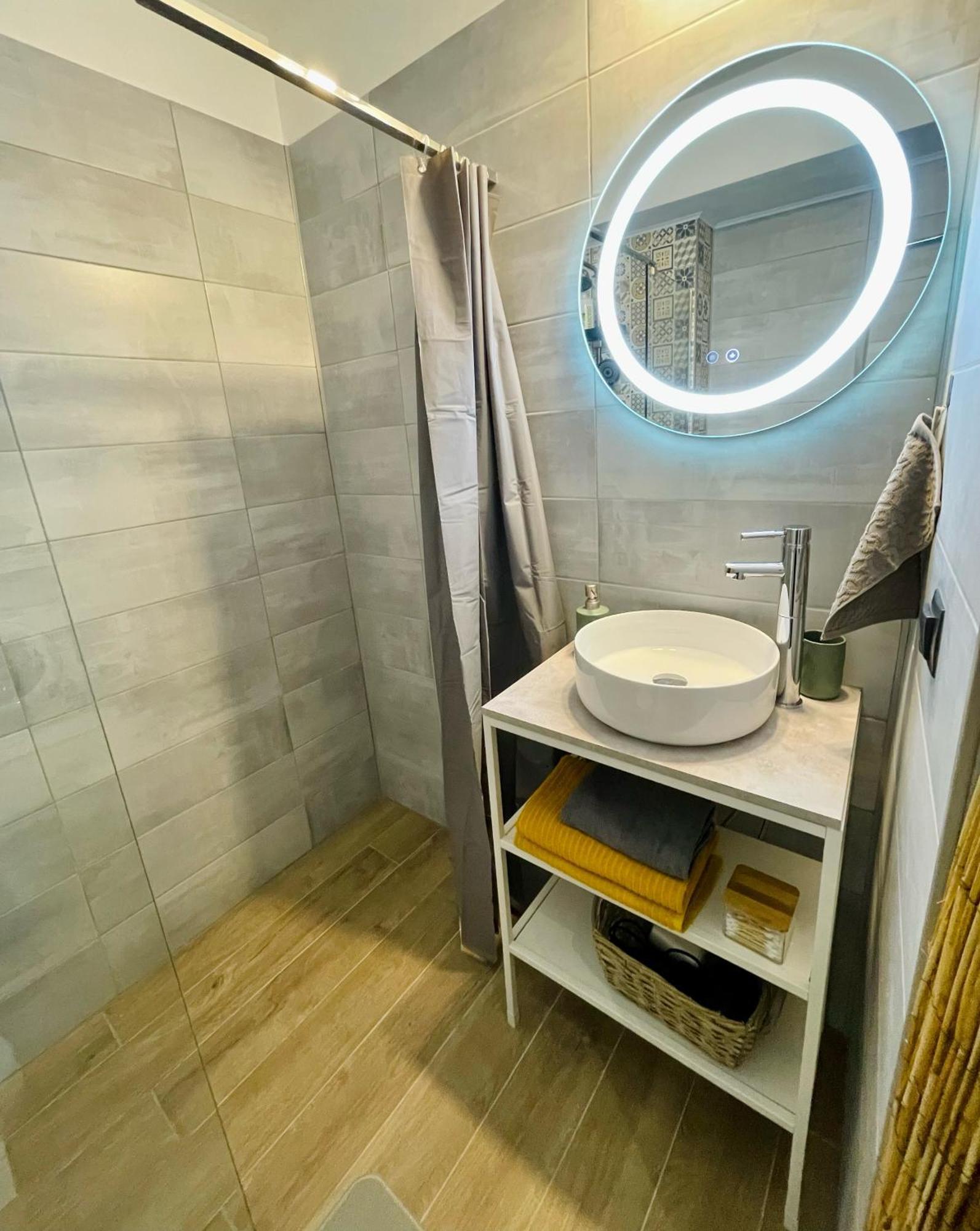 2 Vis-A-Vis Studio - Gara De Nord Bucureşti Ngoại thất bức ảnh